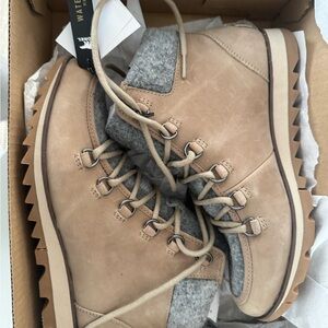 NEW in box Sorel Women’s Harlow Lace Cozy Boots 7.5
